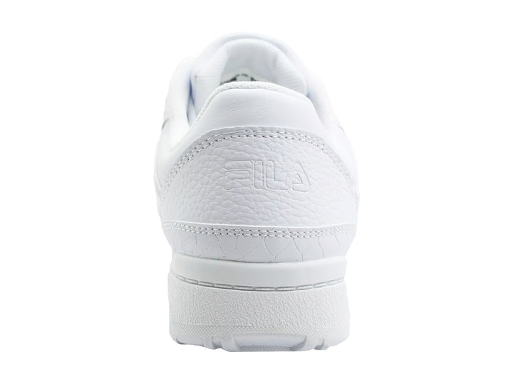 Tenis FILA Sutton East Low color blanco total con textura de cuero sintético y suela blanca.