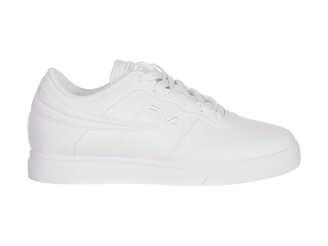 Tenis FILA modelo Vulc 13 Low en color blanco total con suela plana y cordones.