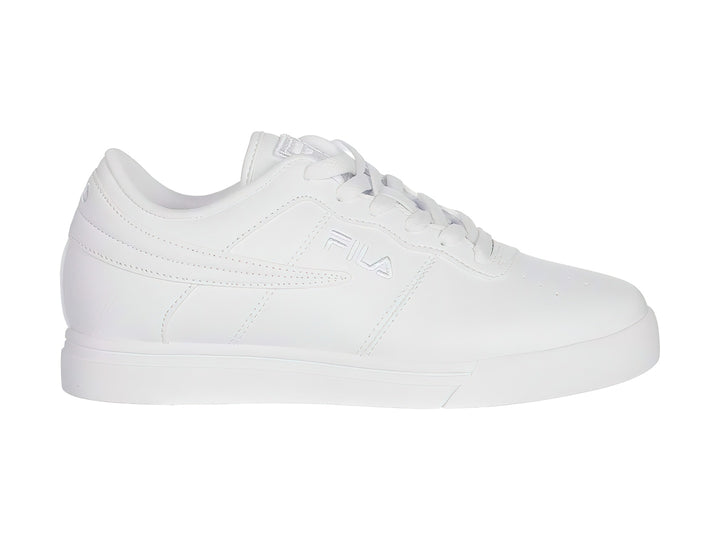 Tenis FILA modelo Vulc 13 Low en color blanco total con suela plana y cordones.