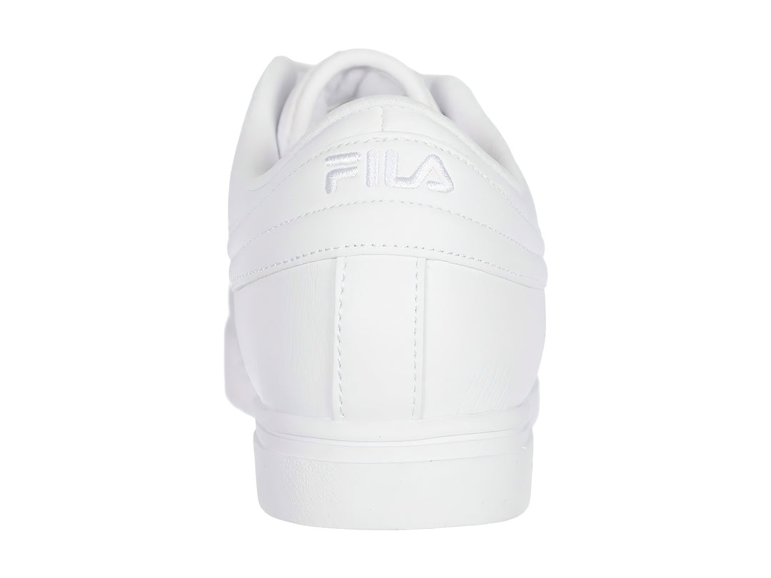 Tenis FILA modelo Vulc 13 Low en color blanco total con suela plana y cordones.