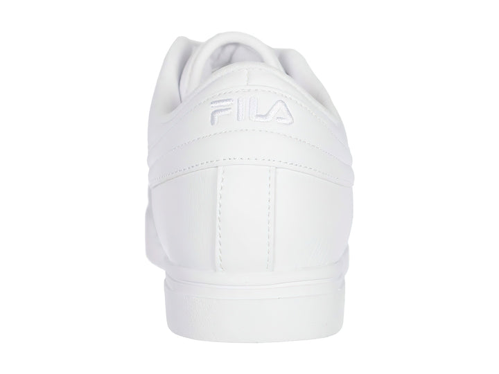 Tenis FILA modelo Vulc 13 Low en color blanco total con suela plana y cordones.