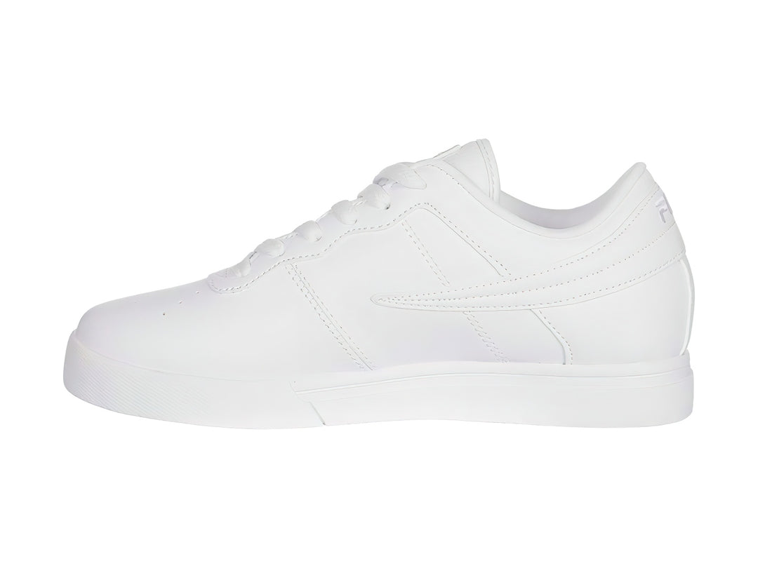 Tenis FILA modelo Vulc 13 Low en color blanco total con suela plana y cordones.