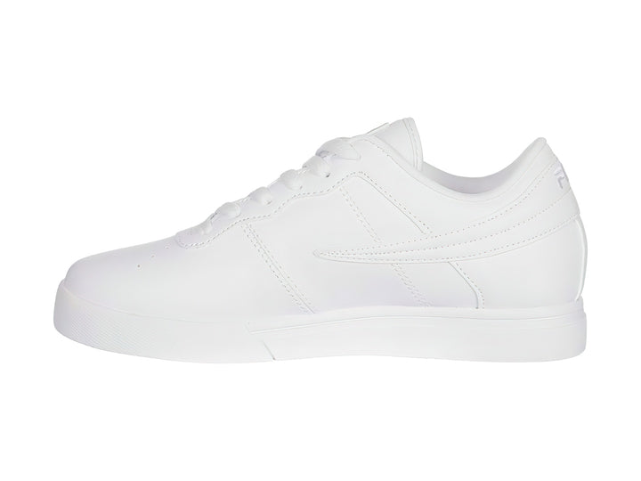 Tenis FILA modelo Vulc 13 Low en color blanco total con suela plana y cordones.