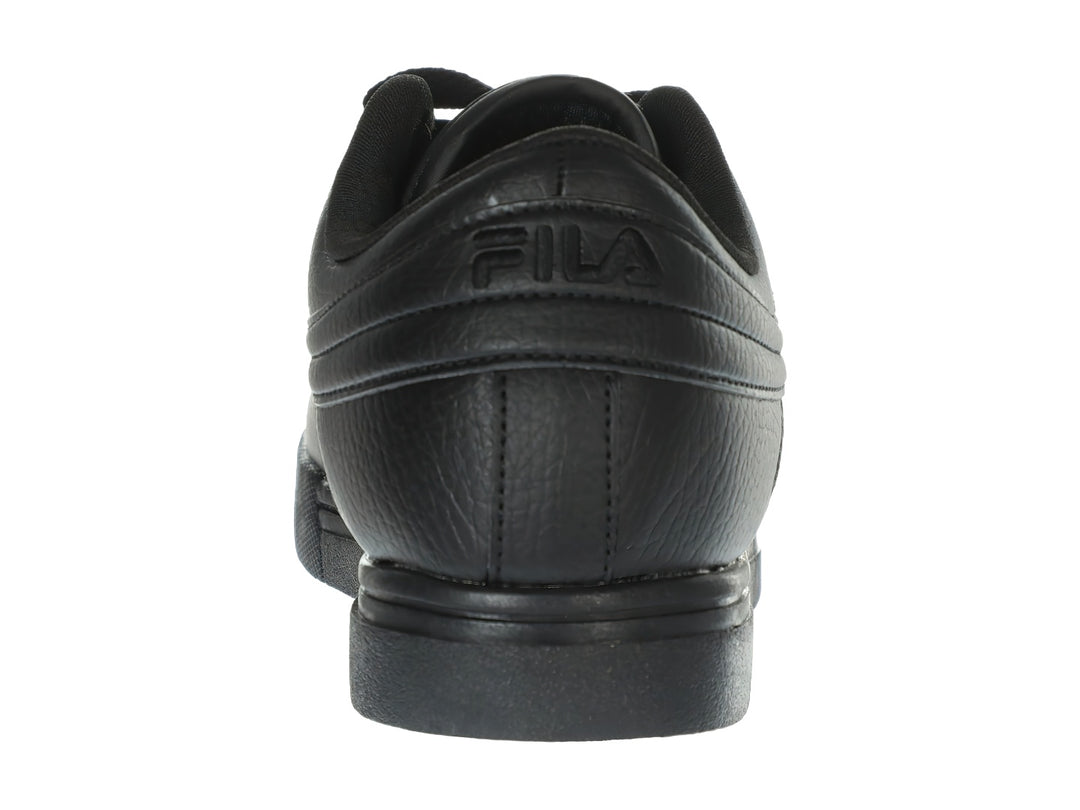 Tenis FILA modelo Vulc 13 Low en color negro total con suela vulcanizada y acabado mate.