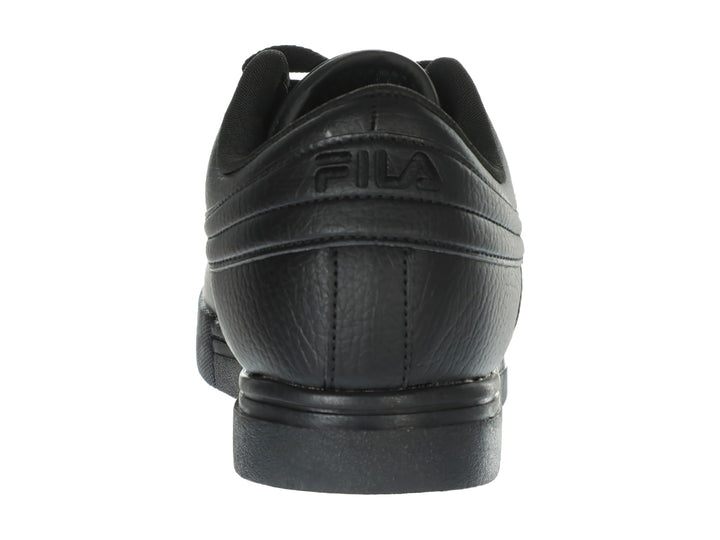 Tenis FILA modelo Vulc 13 Low en color negro total con suela vulcanizada y acabado mate.