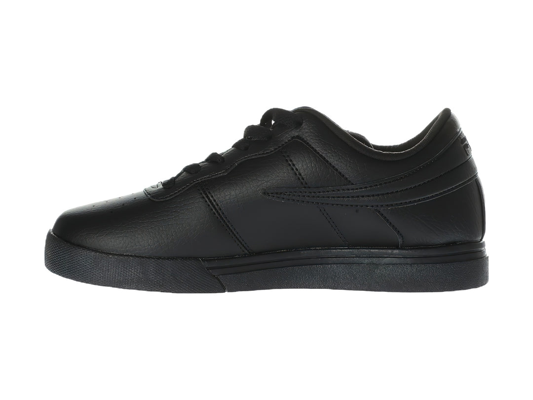 Tenis FILA modelo Vulc 13 Low en color negro total con suela vulcanizada y acabado mate.