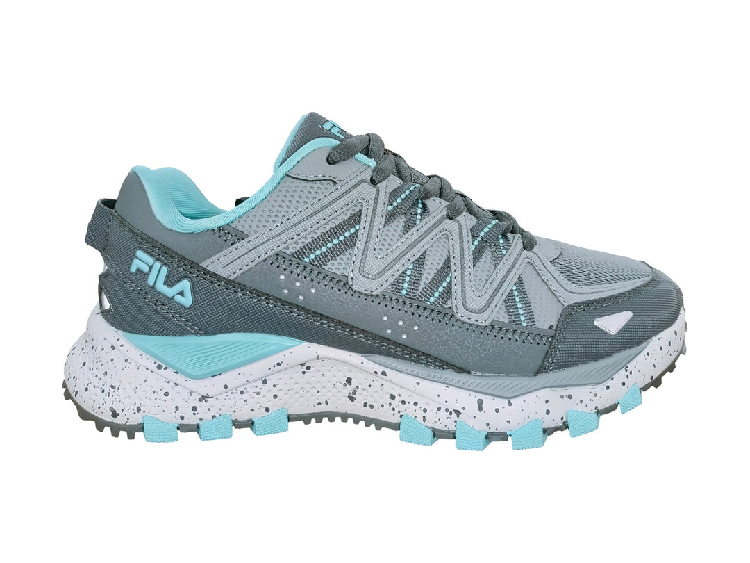 Tenis deportivos FILA Firetrail Evo en color gris con detalles en azul claro y suela blanca moteada.