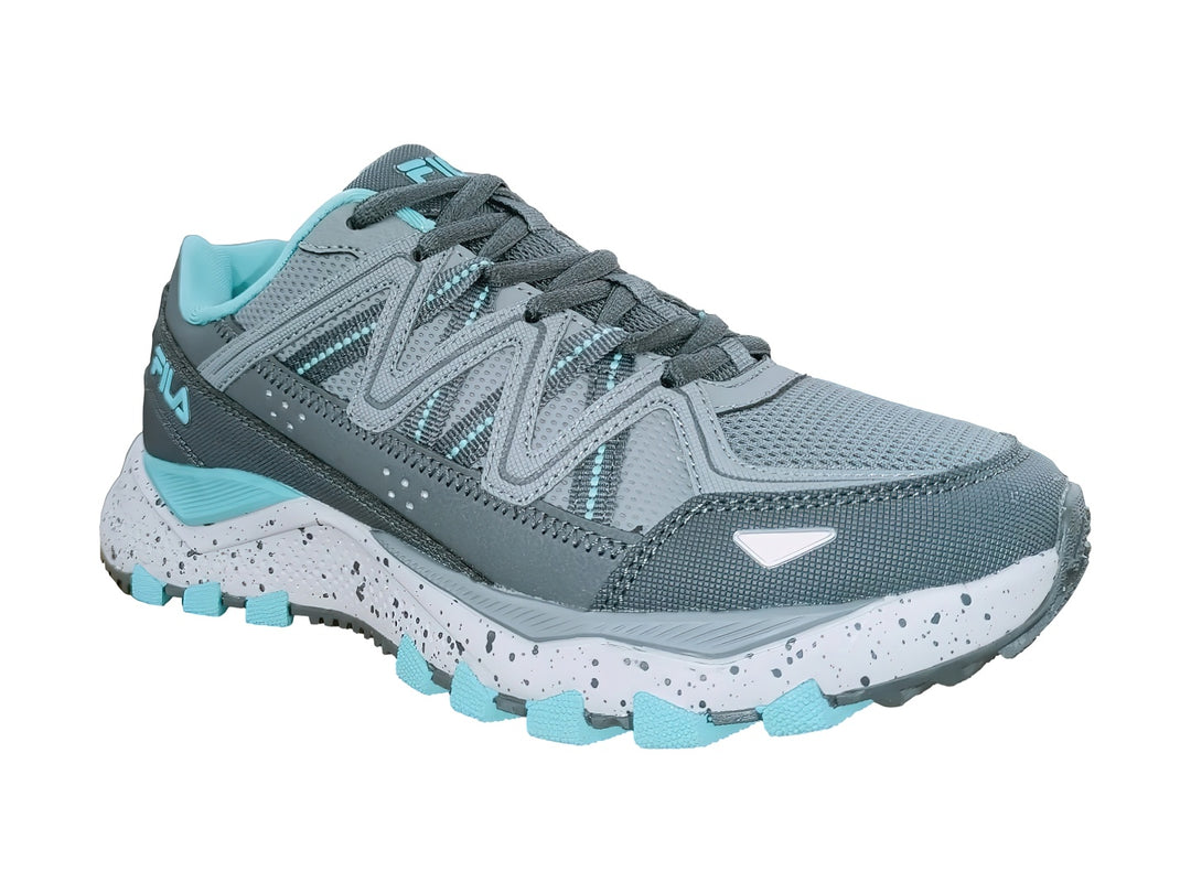 Tenis deportivos FILA Firetrail Evo en color gris con detalles en azul claro y suela blanca moteada.