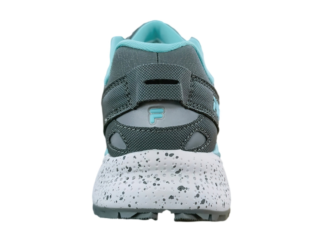 Tenis deportivos FILA Firetrail Evo en color gris con detalles en azul claro y suela blanca moteada.