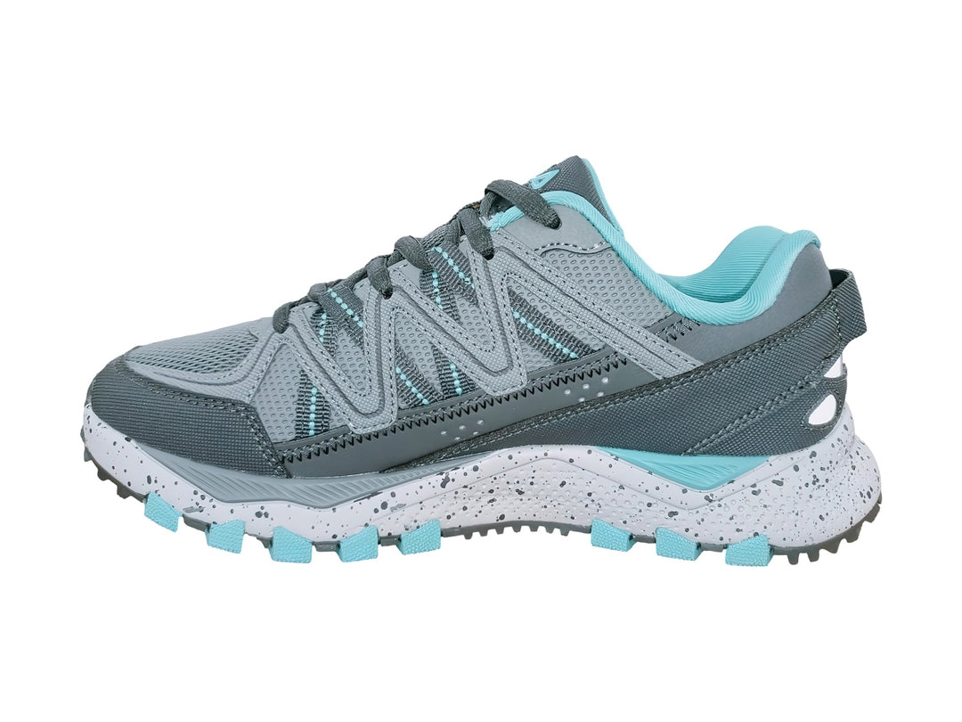 Tenis deportivos FILA Firetrail Evo en color gris con detalles en azul claro y suela blanca moteada.