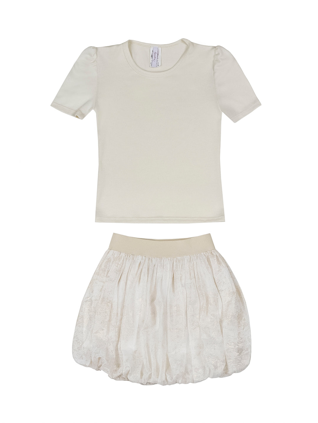 Conjunto de ropa para niña color beige con camiseta de manga corta y falda bombacha.