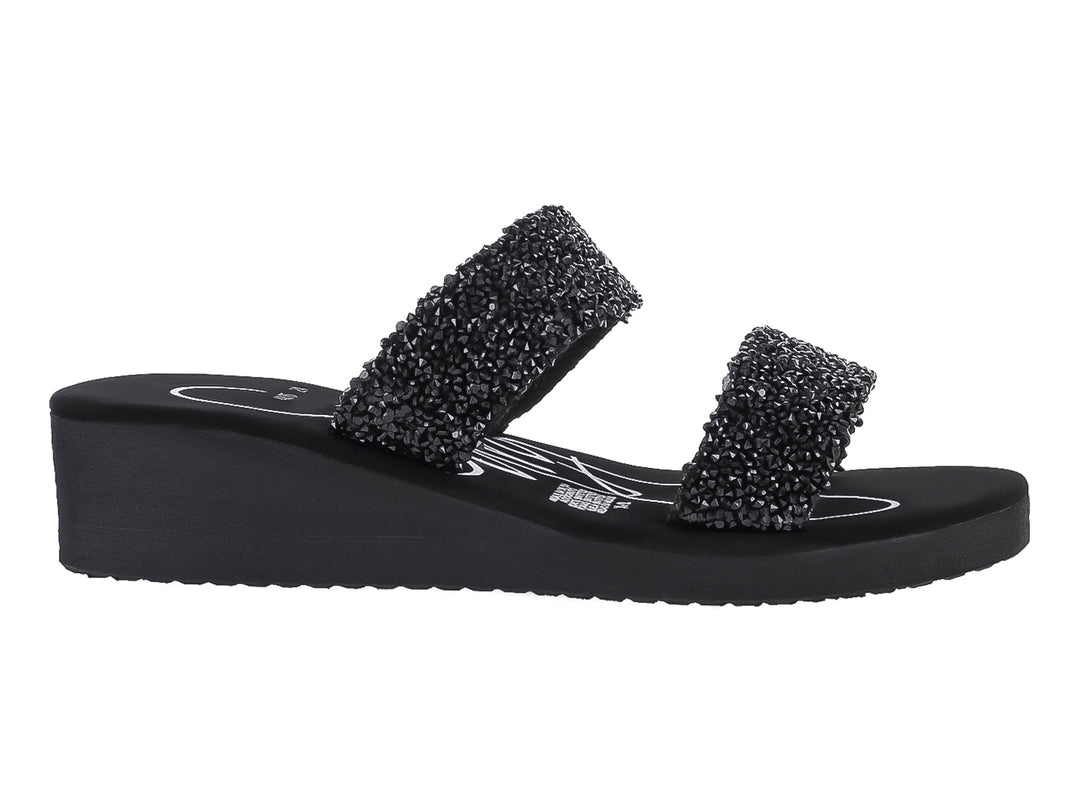 Sandalias negras de plataforma con dos correas decoradas con texturas brillantes.