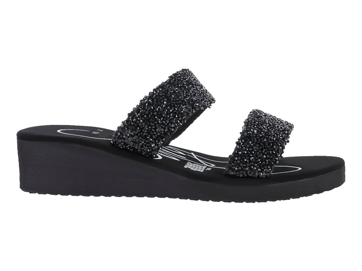 Sandalias negras de plataforma con dos correas decoradas con texturas brillantes.
