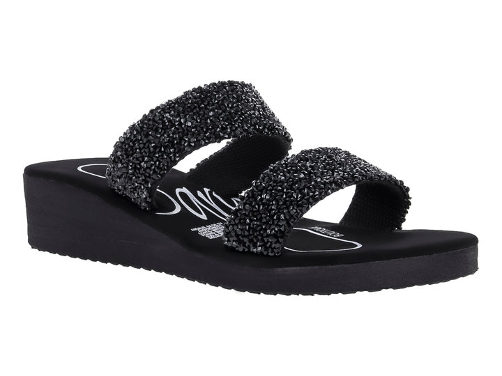Sandalias negras de plataforma con dos correas decoradas con texturas brillantes.