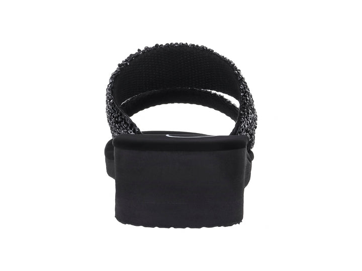 Sandalias negras de plataforma con dos correas decoradas con texturas brillantes.