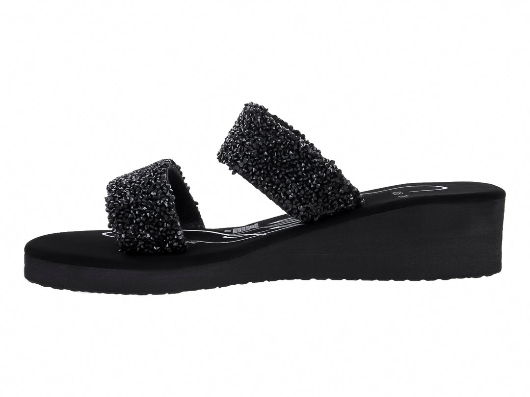 Sandalias negras de plataforma con dos correas decoradas con texturas brillantes.