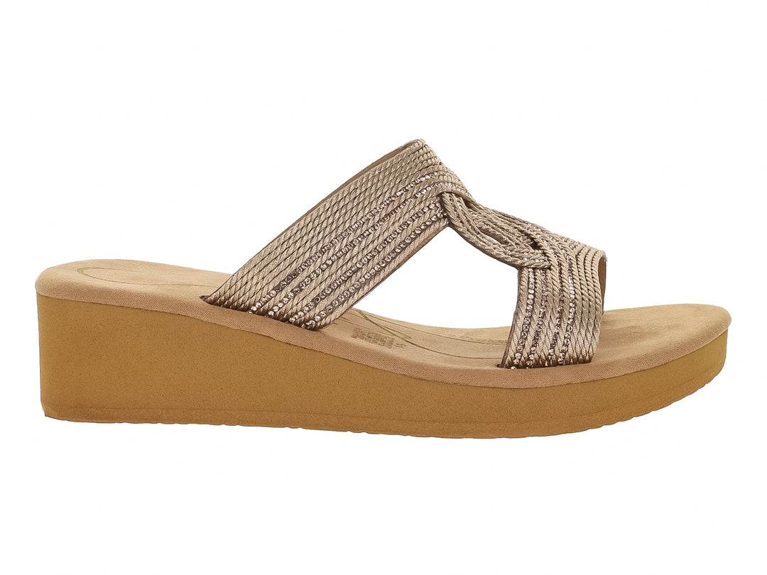 Sandalia de plataforma color camel con tira frontal trenzada en tono dorado.