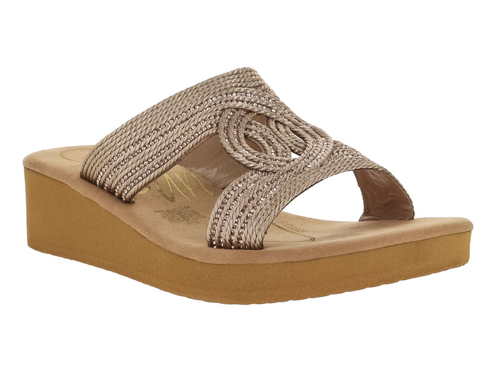 Sandalia de plataforma color camel con tira frontal trenzada en tono dorado.