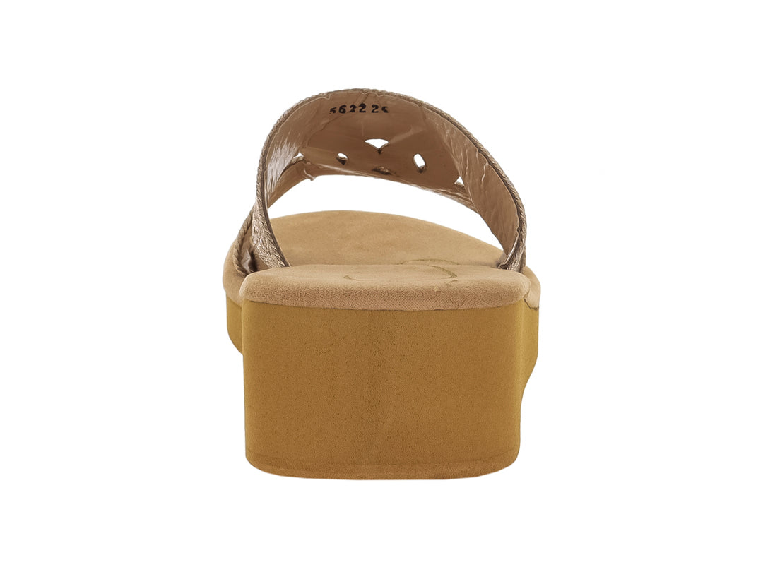 Sandalia de plataforma color camel con tira frontal trenzada en tono dorado.