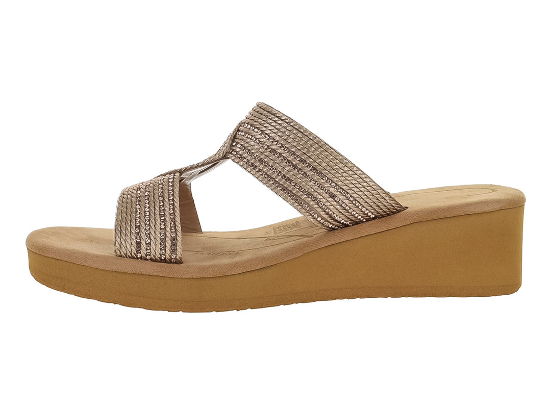Sandalia de plataforma color camel con tira frontal trenzada en tono dorado.