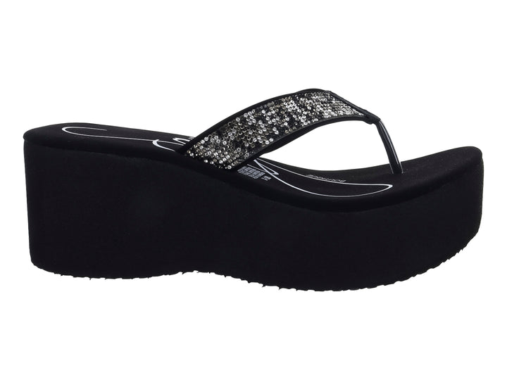 Sandalia de plataforma color negro con tira brillante decorada con lentejuelas.