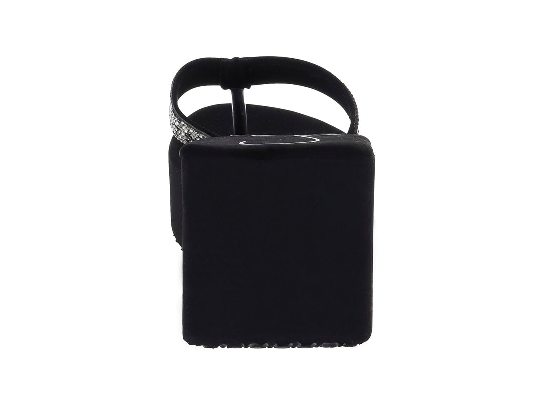 Sandalia de plataforma color negro con tira brillante decorada con lentejuelas.