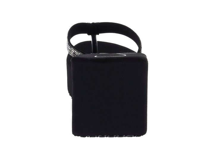 Sandalia de plataforma color negro con tira brillante decorada con lentejuelas.