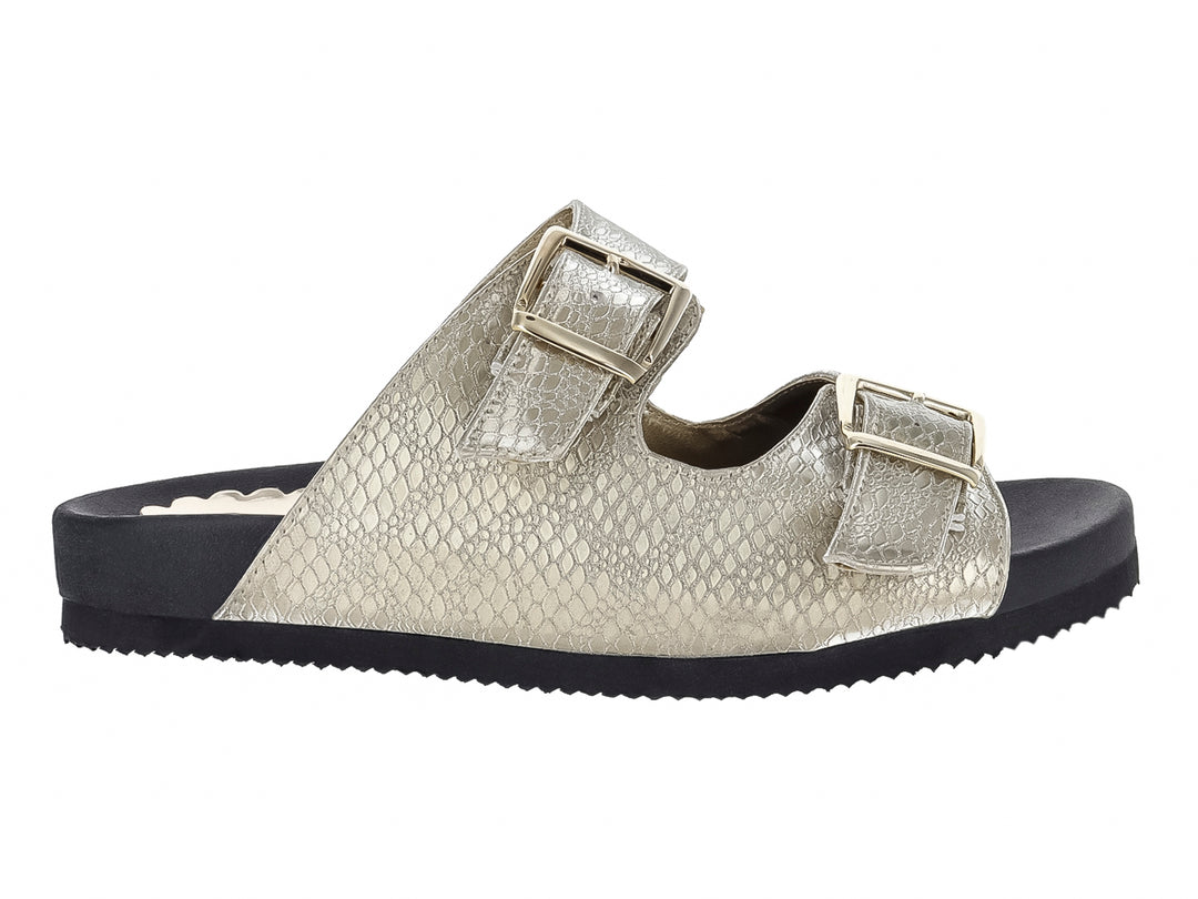 Sandalias color oro con textura de piel de serpiente, dos correas con hebillas y suela negra.