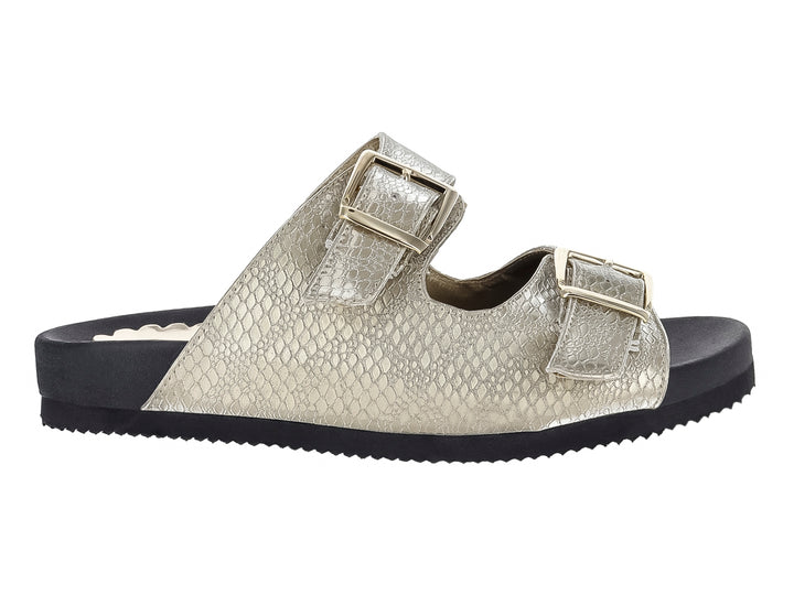 Sandalias color oro con textura de piel de serpiente, dos correas con hebillas y suela negra.
