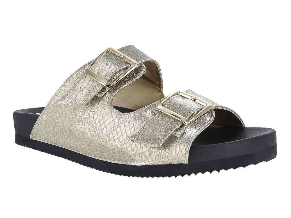 Sandalias color oro con textura de piel de serpiente, dos correas con hebillas y suela negra.