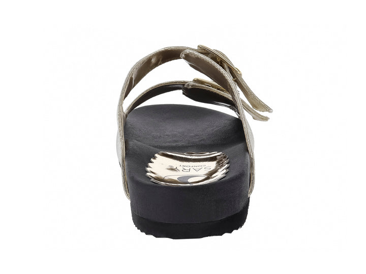 Sandalias color oro con textura de piel de serpiente, dos correas con hebillas y suela negra.