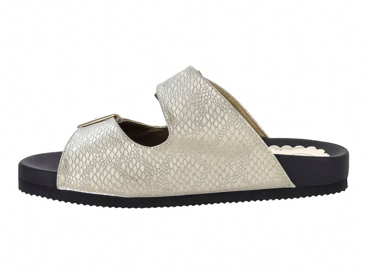 Sandalias color oro con textura de piel de serpiente, dos correas con hebillas y suela negra.