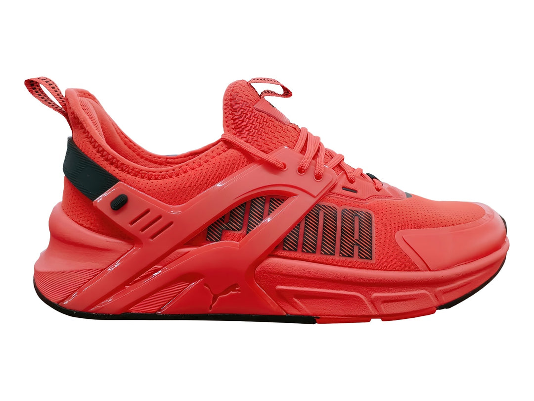 Tenis deportivos PUMA color rojo con detalles en negro, diseño moderno con malla transpirable y suela robusta.