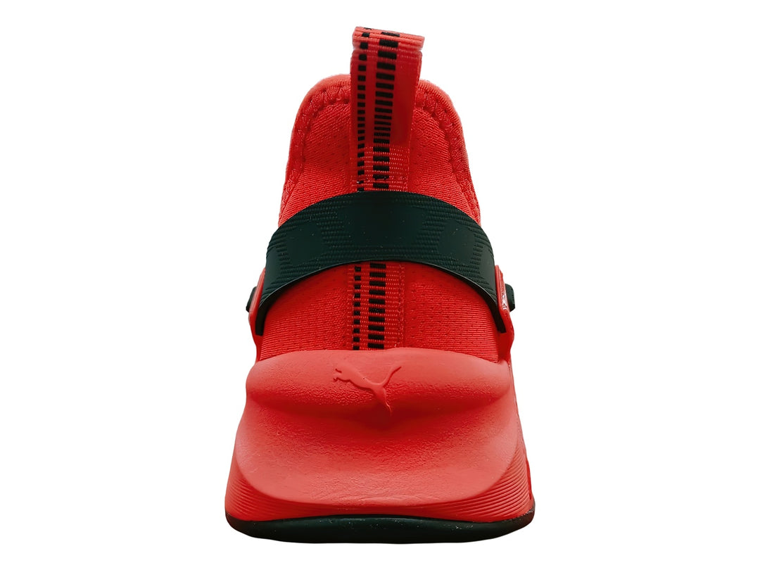 Tenis deportivos PUMA color rojo con detalles en negro, diseño moderno con malla transpirable y suela robusta.