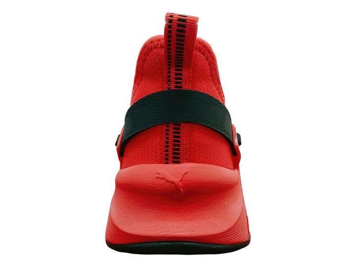 Tenis deportivos PUMA color rojo con detalles en negro, diseño moderno con malla transpirable y suela robusta.
