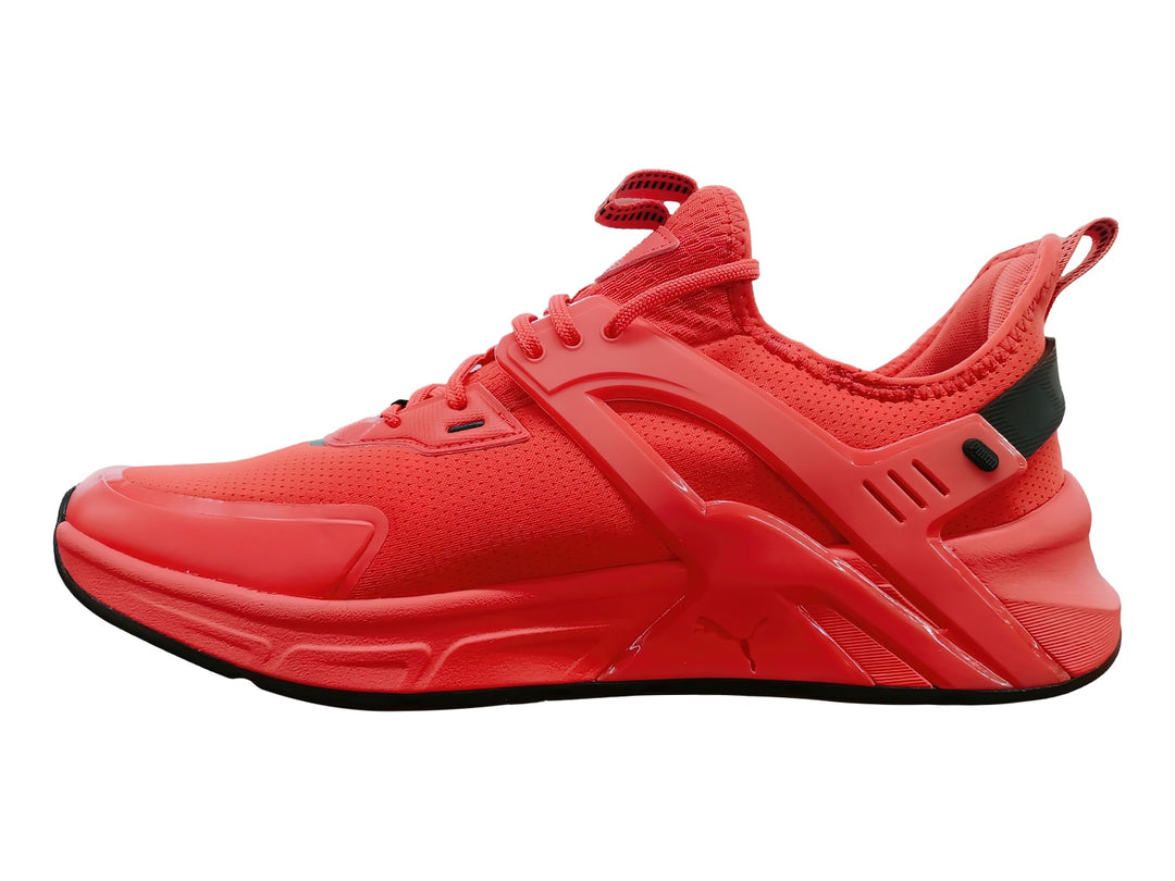 Tenis deportivos PUMA color rojo con detalles en negro, diseño moderno con malla transpirable y suela robusta.