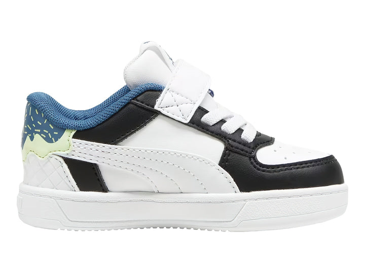 Tenis PUMA infantiles blancos y negros con detalles azules y amarillos, cierre de velcro y agujetas.