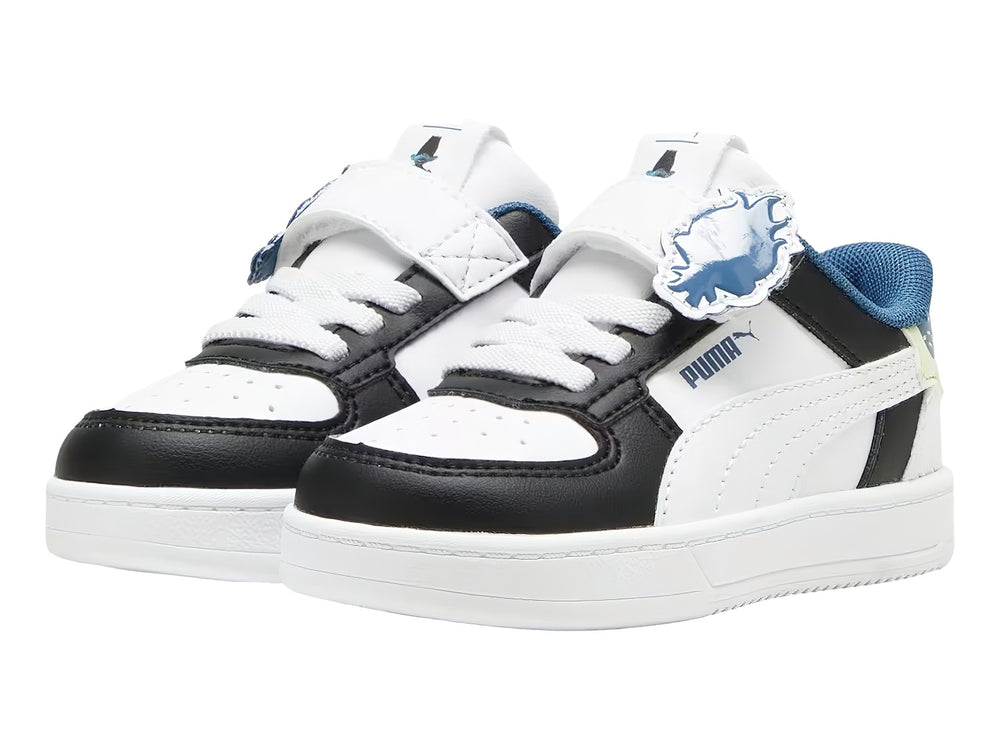 Tenis PUMA infantiles blancos y negros con detalles azules y amarillos, cierre de velcro y agujetas.