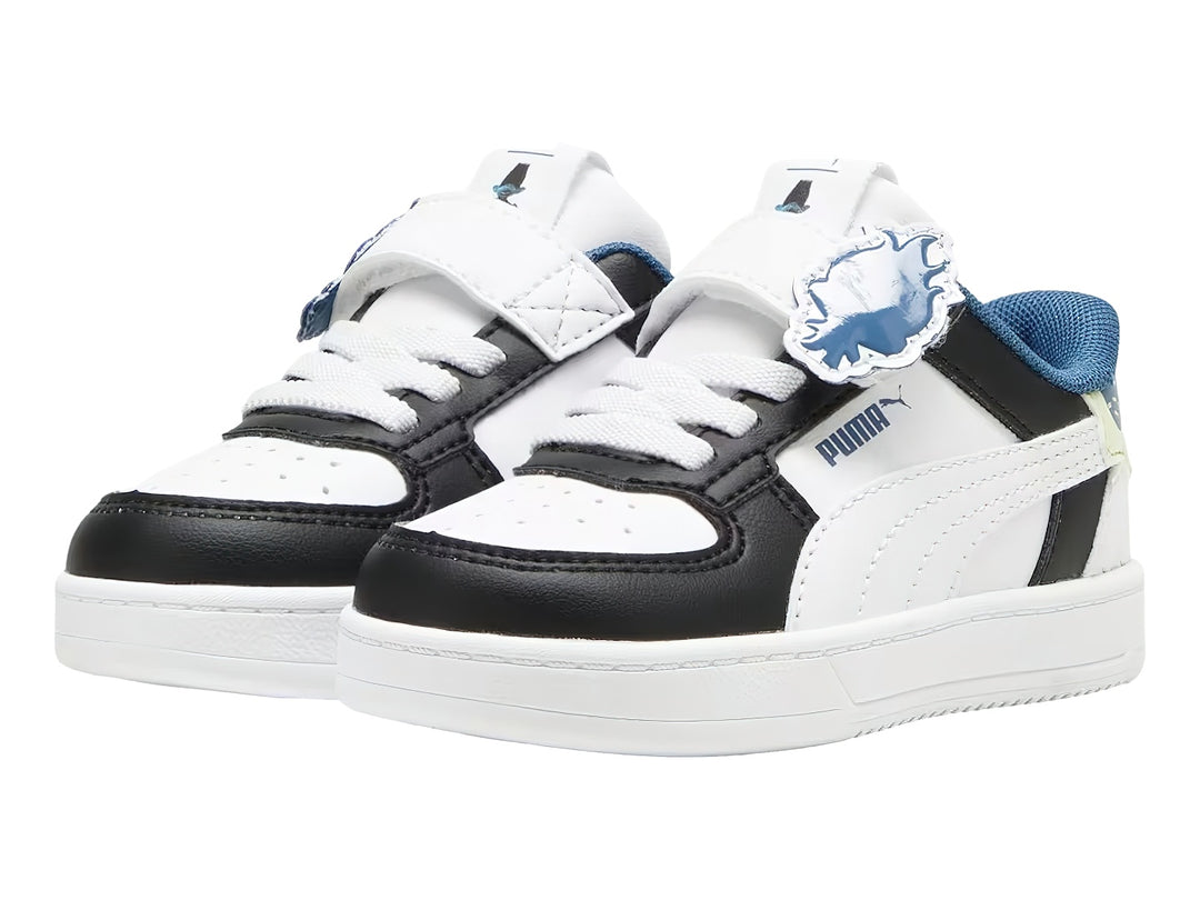 Tenis PUMA infantiles blancos y negros con detalles azules y amarillos, cierre de velcro y agujetas.