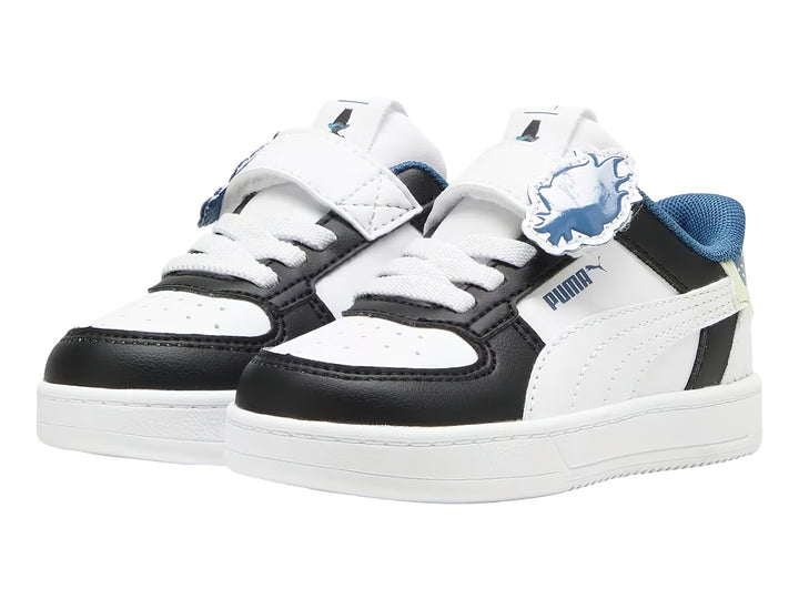 Tenis PUMA infantiles blancos y negros con detalles azules y amarillos, cierre de velcro y agujetas.