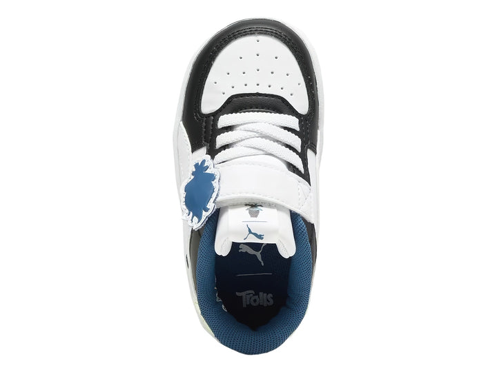 Tenis PUMA infantiles blancos y negros con detalles azules y amarillos, cierre de velcro y agujetas.