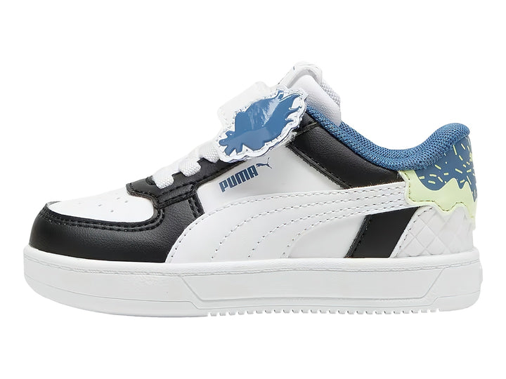 Tenis PUMA infantiles blancos y negros con detalles azules y amarillos, cierre de velcro y agujetas.
