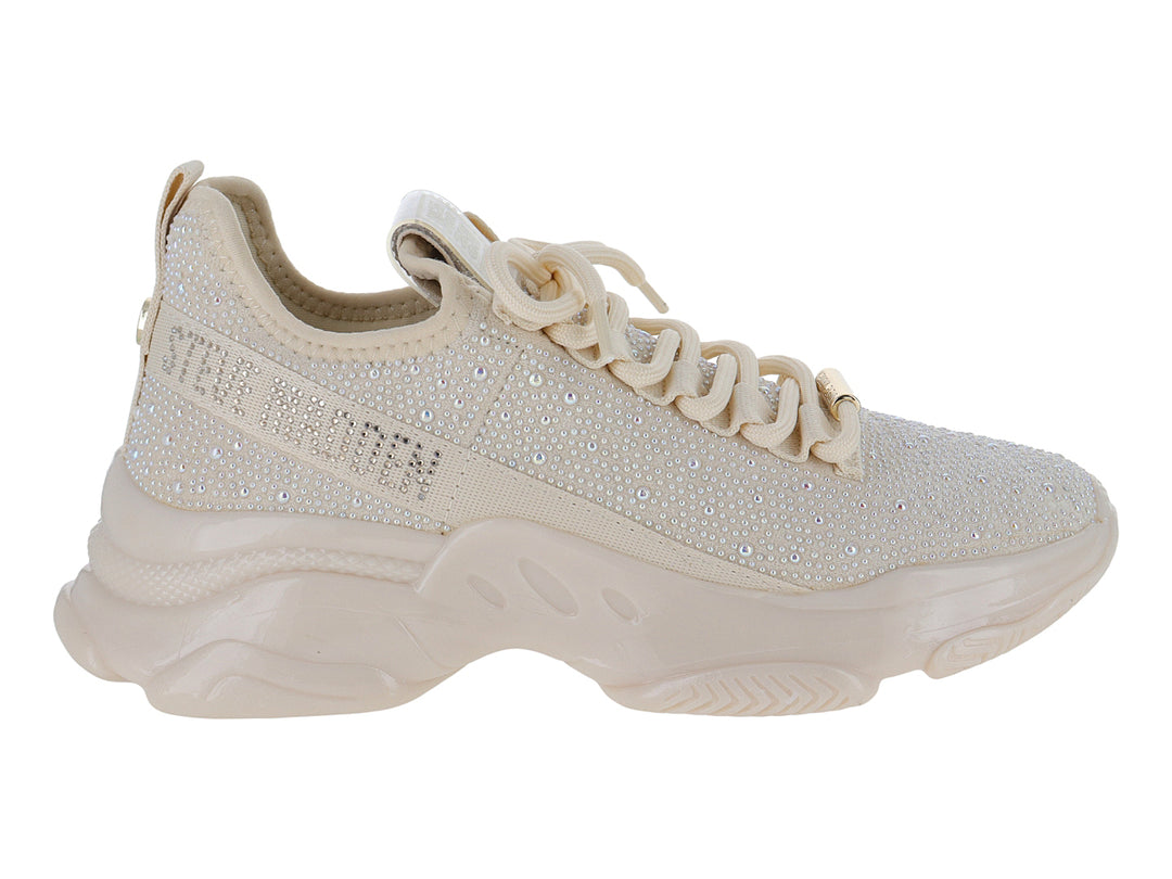 Tenis Steve Madden color beige con incrustaciones de perlas y suela ancha de plataforma.