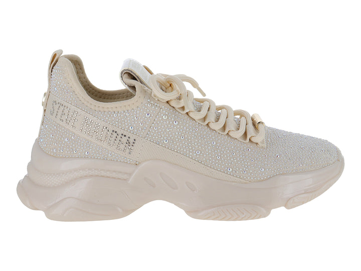 Tenis Steve Madden color beige con incrustaciones de perlas y suela ancha de plataforma.