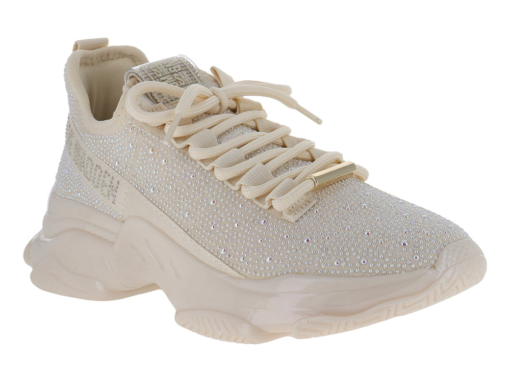 Tenis Steve Madden color beige con incrustaciones de perlas y suela ancha de plataforma.