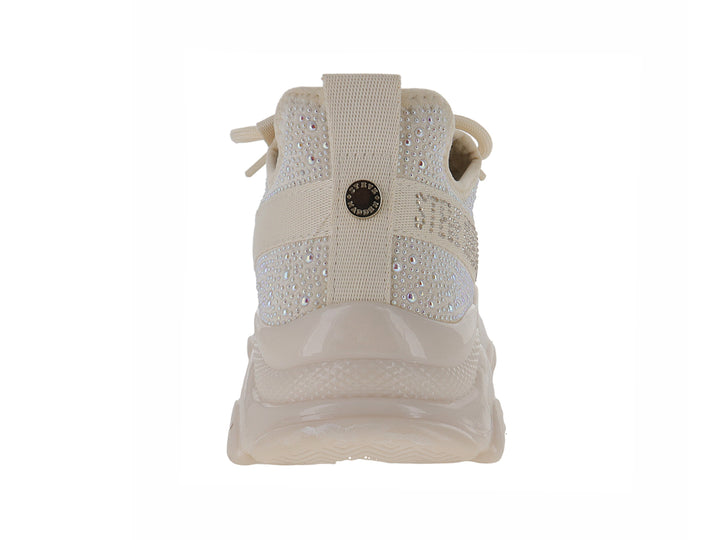 Tenis Steve Madden color beige con incrustaciones de perlas y suela ancha de plataforma.