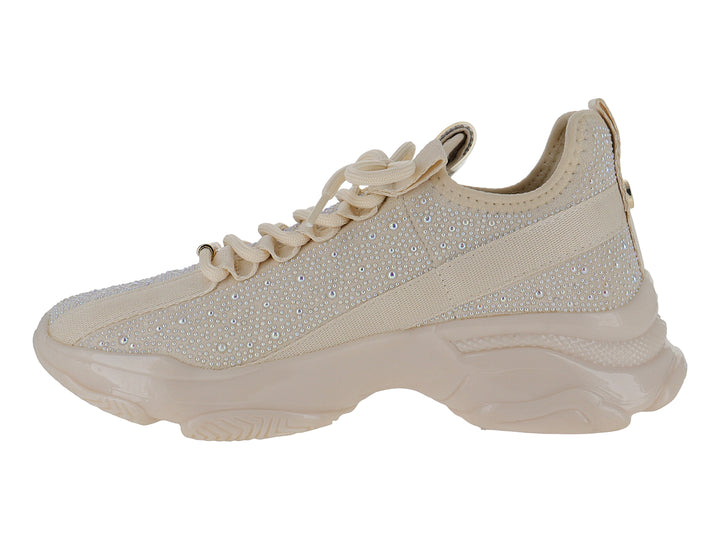 Tenis Steve Madden color beige con incrustaciones de perlas y suela ancha de plataforma.