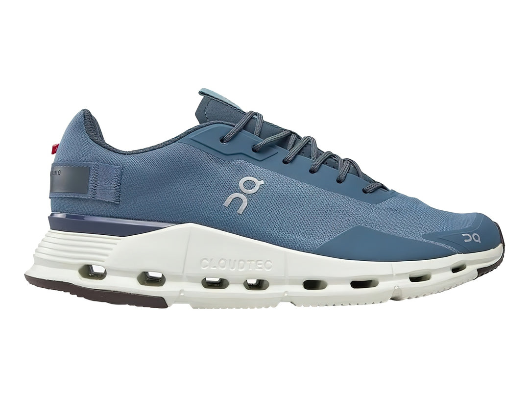 Tenis deportivos On Cloudnova Form en color azul polvo con suela blanca y detalles en gris.
