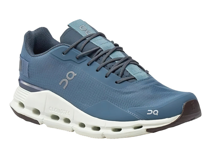 Tenis deportivos On Cloudnova Form en color azul polvo con suela blanca y detalles en gris.