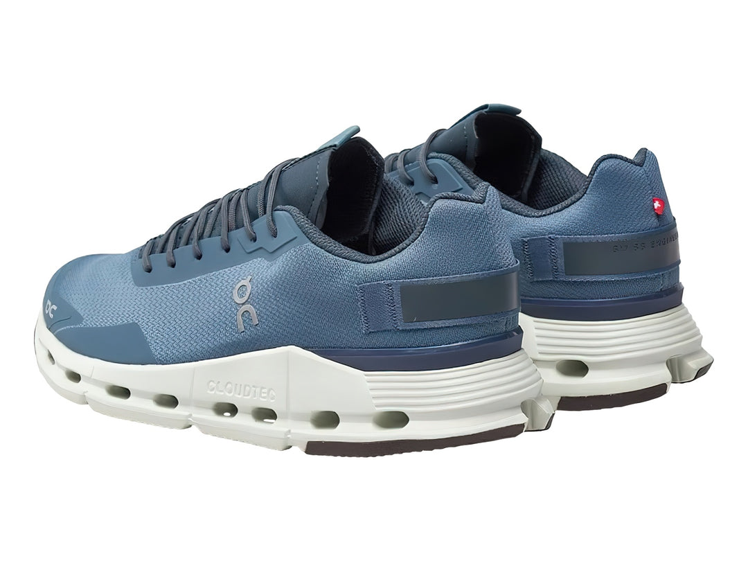 Tenis deportivos On Cloudnova Form en color azul polvo con suela blanca y detalles en gris.